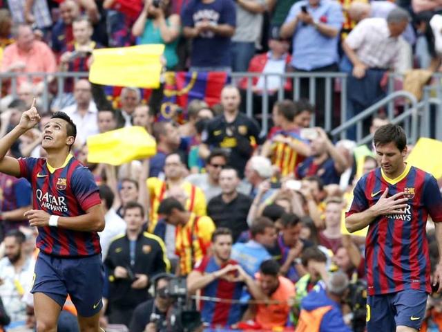 Barcelona's Alexis Sanchez (L) celebrates his goal against Atletico Madrid next to Lionel Messi during their La Liga match at Camp Nou stadium in Barcelona. (Reuters Photo) Barcelona's Alexis Sanchez (L) celebrates his goal against Atletico Madrid next to Lionel Messi during their La Liga match at Camp Nou stadium in Barcelona. (Reuters Photo)