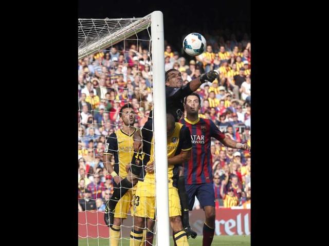 Barcelona's Jose Manuel Pinto tries to punch the ball against Atletico Madrid during their La Liga match at Camp Nou stadium in Barcelona. (Reuters Photo) Barcelona's Jose Manuel Pinto tries to punch the ball against Atletico Madrid during their La Liga match at Camp Nou stadium in Barcelona. (Reuters Photo)