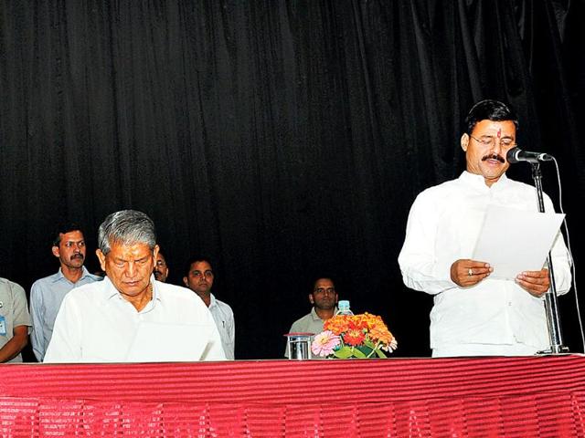Governor-Aziz-Qureshi-administers-the-oath-to-Independent-MLA-Dinesh-Dhanai-at-Raj-Bhawan-in-Dehradun-Rishi-Ballabh-HT-Photo Governor-Aziz-Qureshi-administers-the-oath-to-Independent-MLA-Dinesh-Dhanai-at-Raj-Bhawan-in-Dehradun-Rishi-Ballabh-HT-Photo