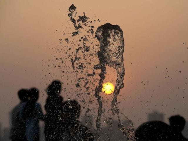 People enjoying sea breeze on a sunny evening at Marine Drive in Mumbai. (HT Photo/Kunal Patil)