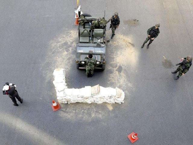 Thai soldiers take their positions in the middle of a main intersection in Bangkok's shopping district. (Reuters photo)