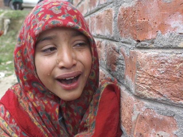 Kashmiri village girl at the funeral procession of an Army soldier Mushtaq Ahmed Mir in Qazipora Chadoora district, some 48 km from Srinagar. (HT photo/Waseem Andrabi)