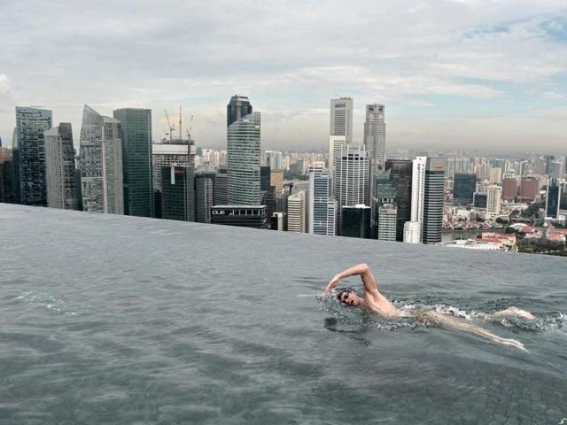 World Champion Christian Sprenger of Australia swims during a swimming clinic session for children with special needs on the rooftop pool of the Marina Bay Sands resort hotel in Singapore. (AFP photo)