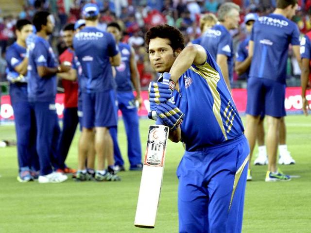 Sachin Tendulkar with Mumbai Indians players before the beginning of the IPL match against Kings XI Punjab at PCA stadium, Mohali. (HT Photo/Gurpreet Singh)