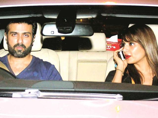 Lovebirds Harman Baweja and Bipasha Basu were seen leaving in a car post an outing at a Bandra eatery. (HT PHOTO)