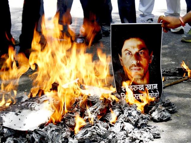 Hindu sena supporters protest against Bollywood Actor Shah Rukh Khan who commented against Narendra Modi on Twitter, at Jantar mantar, New Delhi. (HT Photo/Sanchit Khanna) Hindu sena supporters protest against Bollywood Actor Shah Rukh Khan who commented against Narendra Modi on Twitter, at Jantar mantar, New Delhi. (HT Photo/Sanchit Khanna)