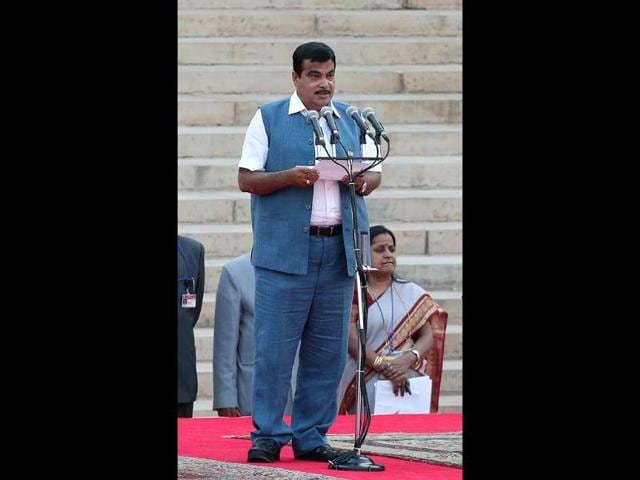 Bharatiya Janta Party leader, Nitin Gadkari, takes the oath as cabinet minister during swearing-in ceremony of Narendra Modi as new Prime Minister of India at the presidential palace in New Delhi. EPA photo