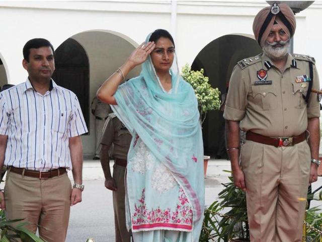 Harsimrat Kaur Badal (centre) union minister of food processing industries takes the guard of honour at circuit house in Amritsar on Friday. Sameer Sehgal/HT