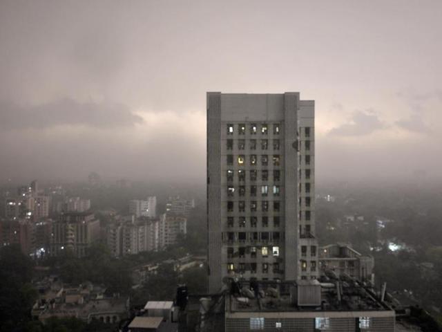Massive dust storm with rain hit the capital as seen at Connaught Place area in New Delhi. (Photo by Saumya Khandelwal/ Hindustan Times)