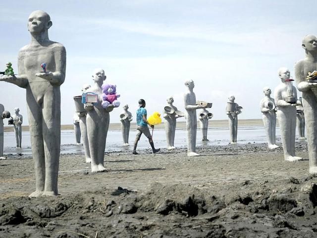 An art installation by Indonesian artist Dada Christanto shows sculptures symbolizing victims of the mud volcano disaster erected over the mud-covered Sidoarjo district located in Indonesia's eastern Java island, on the eighth anniversary of the mud volcano disaster. (AFP Photo)