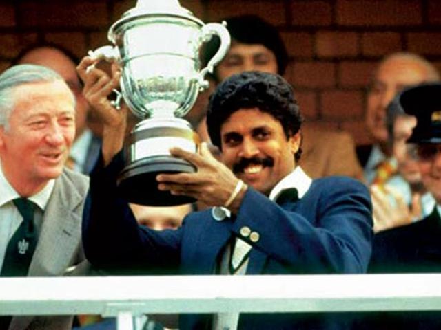 Kapil-Dev-holding-the--trophy-at-the-1983-World-Cup