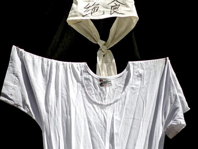 A T-shirt and a headband are displayed to symbolise the hunger strike of pro democracy activists during China's 1989 Tiananmen Square events, ahead of a candlelight vigil in Hong Kong. Up to 200,000 people were set to take part in a candlelight vigil in Hong Kong on June 4 to commemorate the 25th anniversary of the bloody Tiananmen Square crackdown, as China seeks to wipe the incident from memory. (AFP photo)