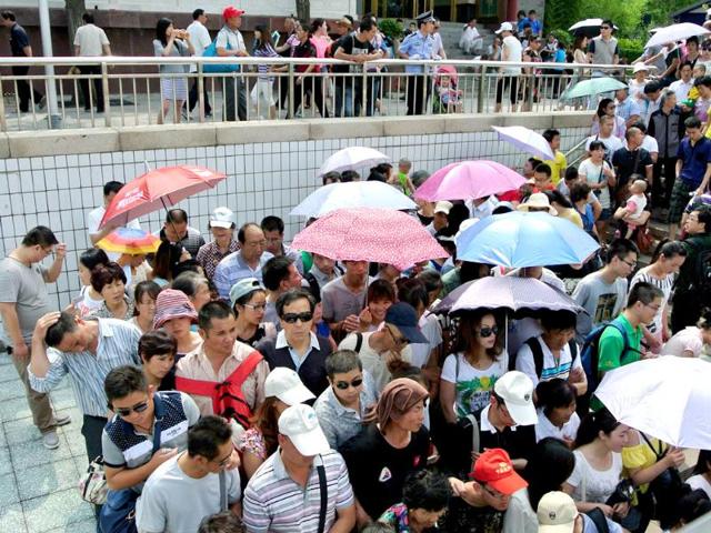Visitors make their way through an underpass leading to Tiananmen Square in Beijing on June 4, 2014. China imposed smothering security in central Beijing on the 25th anniversary of the Tiananmen Square crackdown, a bloody watershed in history that remains taboo in the Communist nation. (AFP photo)