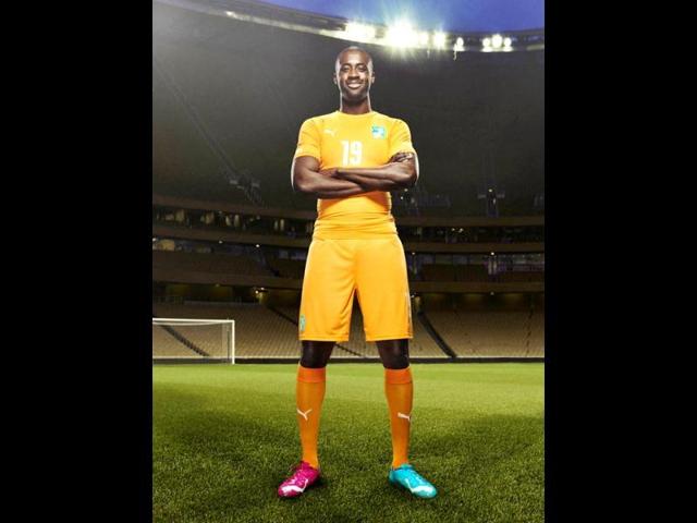 Yaya Touré: Puma evoPOWER 1 Tricks FGFinally, Ivorian midfielder Yaya Touré will put on these evoPOWER boots, a cousin of the fuchsia/blue ones worn by Falcao. This model is designed specifically to give players a "barefoot" feel for more accurate and powerful striking. Flexible in the heel area while offering stability for the metatarsal bones, the evoPOWER will be worn by several strikers during the World Cup, including Cesc Fabregas for Spain and Mario Balotelli for Italy. Yaya Touré: Puma evoPOWER 1 Tricks FGFinally, Ivorian midfielder Yaya Touré will put on these evoPOWER boots, a cousin of the fuchsia/blue ones worn by Falcao. This model is designed specifically to give players a "barefoot" feel for more accurate and powerful striking. Flexible in the heel area while offering stability for the metatarsal bones, the evoPOWER will be worn by several strikers during the World Cup, including Cesc Fabregas for Spain and Mario Balotelli for Italy.