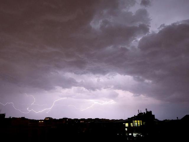 A lightning strike during a thunderstorm over the city of Paris. (AFP photo)