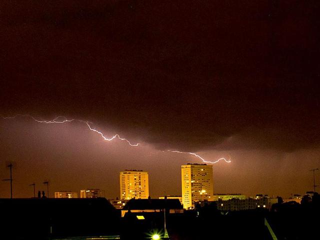 A lightning strike during a thunderstorm over the city of Tours, central France. (AFP photo)