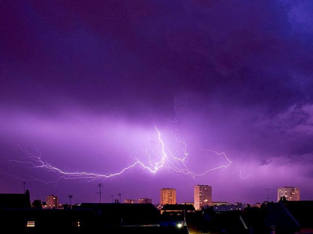 A lightning strike during a thunderstorm over the city of Tours, central France. (AFP photo)