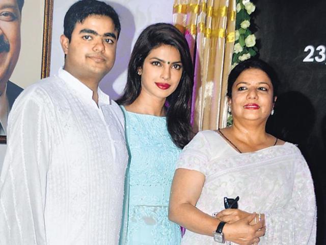 Priyanka Chopra, her brother Siddharth, mother Madhu were at a ceremony in which a road in Juhu was named after Priyanka’s father, Lt Col Dr Ashok Chopra. (HT Photo/ Yogen Shah)