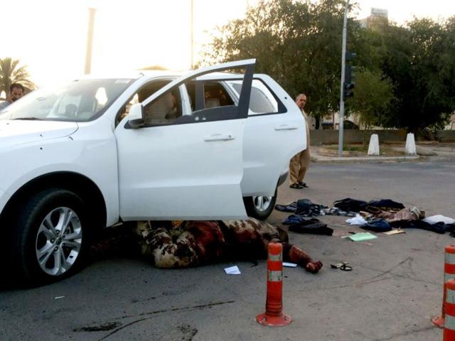 A member of the Iraqi security forces lies dead beside a vehicle in Tikrit, which was overran by the Islamic State in Iraq and the Levant. (Reuters Photo)