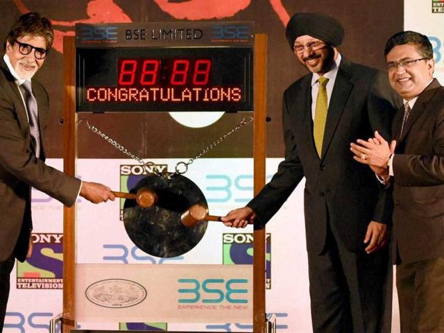 Amitabh Bachchan rings the bell at BSE along with CEO of Sony Entertainment, NP Singh and MD & CEO, BSE, Ashish Chauhan during a promotional event of his TV show Yudh in Mumbai. (PTI Photo)