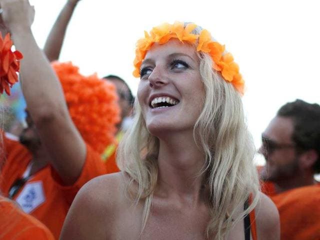 A Dutch fan watches the match between the Netherlands and Spain on a large screen at Copacabana beach in Rio de Janeiro. (Reuters Photo) 