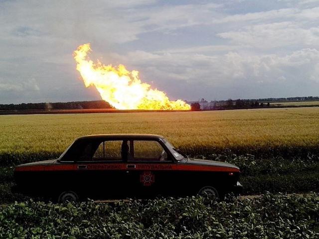 Ukraine-Iskivtsi-June-17-2014-This-handout-picture-taken-and-released-by-the-Ukrainian-Emergency-Service-shows-a-police-car-parked-beside-a-field-near-a-fire-on-the-gas-pipeline-the-village-of-Iskivtsi-A-blast-hit-a-major-Ukrainian-pipeline-used-to-transport-Russian-natural-gas-to-European-clients-AFP-PHOTO Ukraine-Iskivtsi-June-17-2014-This-handout-picture-taken-and-released-by-the-Ukrainian-Emergency-Service-shows-a-police-car-parked-beside-a-field-near-a-fire-on-the-gas-pipeline-the-village-of-Iskivtsi-A-blast-hit-a-major-Ukrainian-pipeline-used-to-transport-Russian-natural-gas-to-European-clients-AFP-PHOTO
