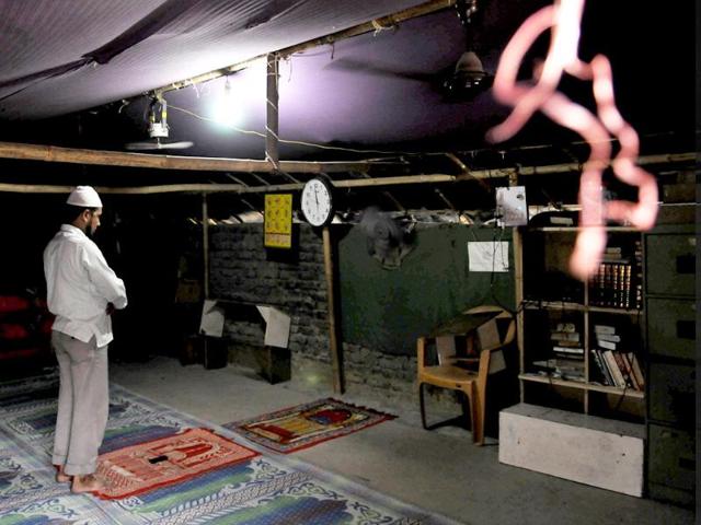 A devout prays in a makeshift mosque in Delhi, an act that was not easy to practice for Rohingya Muslim in Buddhist dominant Burma. (Saumya Khandelwal/ HT Photo)