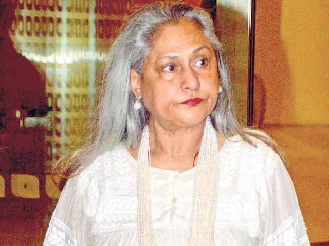 An-almost-unrecognisable-Jaya-Bachchan-in-what-looks-like-a-new-avatar-was-seen-at-the-Mumbai-airport-Photo-Viral-Bhayani An-almost-unrecognisable-Jaya-Bachchan-in-what-looks-like-a-new-avatar-was-seen-at-the-Mumbai-airport-Photo-Viral-Bhayani