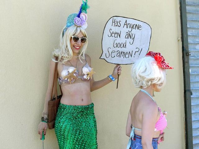 A mermaid with a sense of humour at 2014 Mermaid Parade New York's Coney Island (AFP Photo)