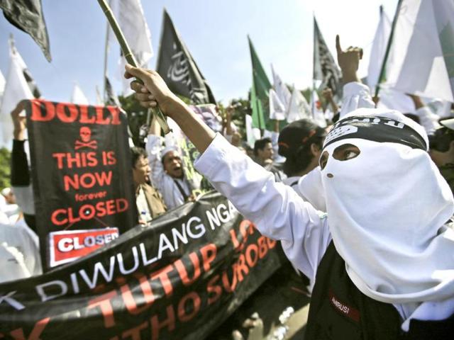Demonstrators shout slogans as they stage a protest supporting the mayor's move to shut down Dolly red-light district, in Surabaya, Indonesia. (AP photo)
