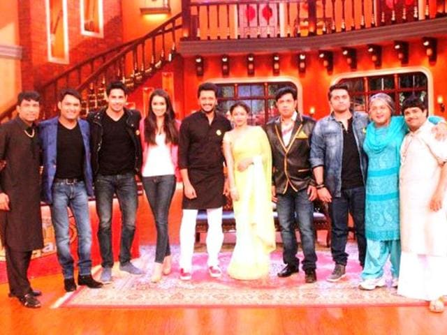 The cast and crew of Comedy Nights with Kapil poses with Shraddha Kapoor and Siddharth Malhotra.