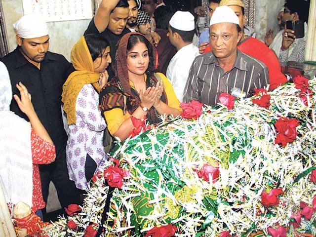 Jasoos Vidya Balan Prays At Mahim Dargah Hindustan Times Syrupy malpua located opposite the dargah, afzal sweets has been in business since. jasoos vidya balan prays at mahim