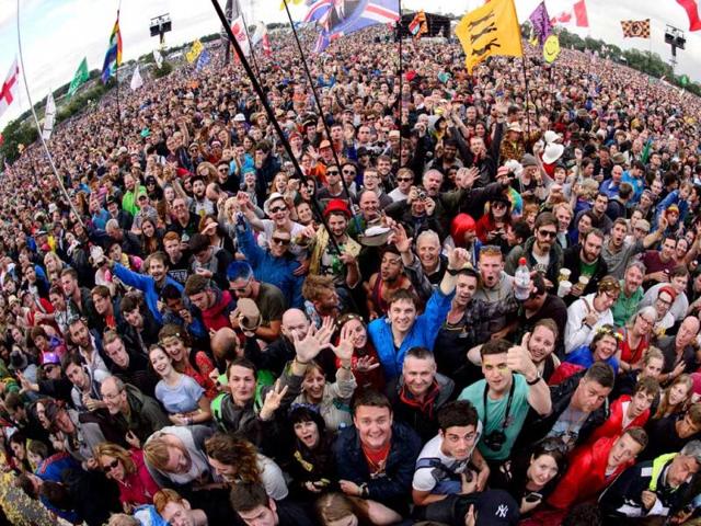 Fans wait for British band, Elbow to perform on the Pyramid Stage at the Glastonbury Festival. (AFP photo)