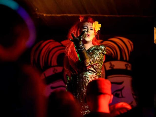 A performer sings for revellers, at the Glastonbury Festival of Music and Performing Arts in Somerset, England. (AFP photo)