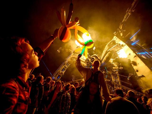 Revellers enjoy the pyrotechnic display as they dance to the music at the Arcadia arena, on the second day of the Glastonbury Festival of Music and Performing Arts in Somerset, southwest England. (AFP photo) Revellers enjoy the pyrotechnic display as they dance to the music at the Arcadia arena, on the second day of the Glastonbury Festival of Music and Performing Arts in Somerset, southwest England. (AFP photo)