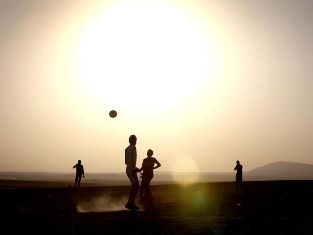 Displaced Iraqis play football at sunset at a temporary camp set up by the UN refugee agency to shelter people fleeing violence in northern Iraq in Aski Kalak, 40 kms west of the Kurdish autonomous region's capital Arbil. Saudi Arabia pledged $500 million in humanitarian aid for Iraq to be disbursed through the United Nations to those in need regardless of sect or ethnicity, state media reported. (AFP photo)