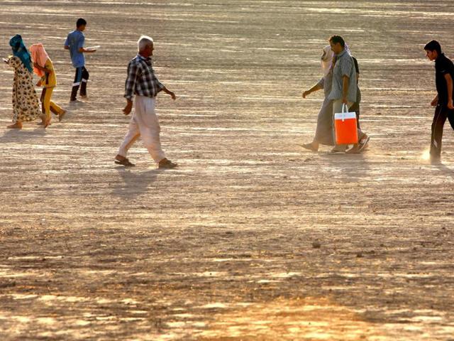 Iraqi families fleeing violence in the northern city of Tal Afar, arrive at the Kurdish checkpoint in Aski kalak, 40 km West of Arbil, in the autonomous Kurdistan region. (AFP photo)