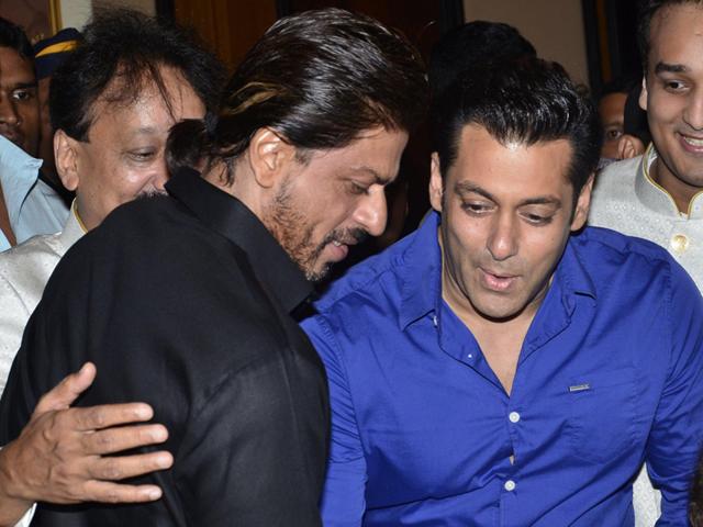 Shahrukh-Salman-hugging-at-Iftar-party