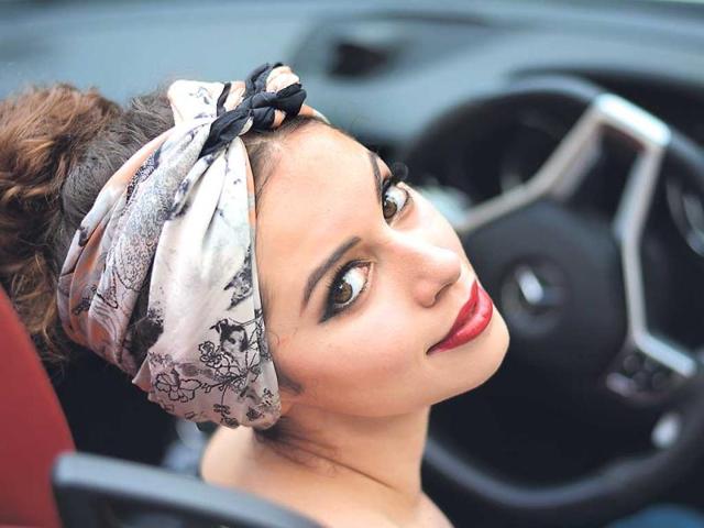Raving retroMask a bad hair day or simply keep the hair off your face on an exceptionally humid day with this easy turban headband. Just place a scarf around your head and bring the two ends near your forehead. Now, tie a knot and take the two ends to the back of your head. Knot them again. Adjust the width of the fabric as you desire, by pulling and covering the scarf over your hair. Raving retroMask a bad hair day or simply keep the hair off your face on an exceptionally humid day with this easy turban headband. Just place a scarf around your head and bring the two ends near your forehead. Now, tie a knot and take the two ends to the back of your head. Knot them again. Adjust the width of the fabric as you desire, by pulling and covering the scarf over your hair.