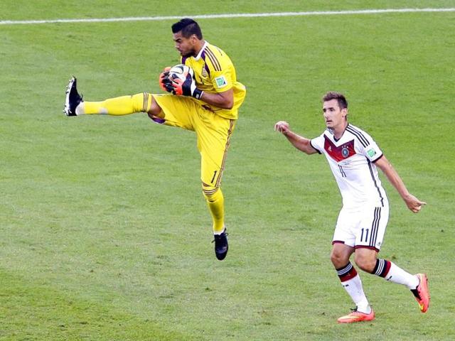 Argentina's goalkeeper Sergio Romero catches the ball next to Germany's Miroslav Klose during the Fifa World Cup final match between Germany and Argentina at the Maracana Stadium in Rio de Janeiro, Brazil. (AP Photo)