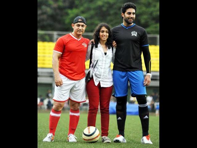 Actors Abhishek Bachchan (R) and Aamir Khan (L) pose with Aamir Khan's daughter Ira Khan at a charity football match organized by Ira Khan in Mumbai on July 20, 2014. (AFP)