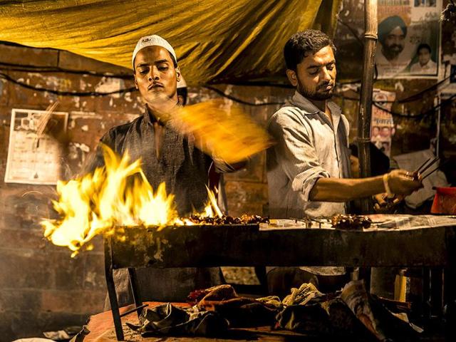 A vendor prepares kebabs just outside the Jama Masjid, New Delhi. (HT Photo/Abhishek Saha)