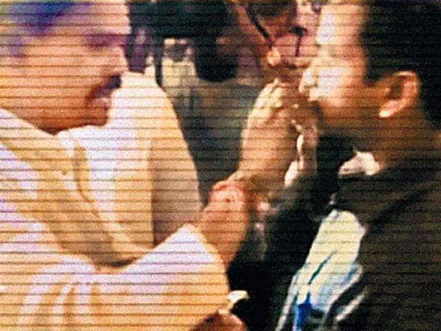 A-TV-grab-shows-Shiv-Sena-MP-Rajan-Vichare-forcing-a-roti-into-the-mouth-of-a-Muslim-manager-at-Delhi-s-Maharashtra-Sadan-PTI-Photo A-TV-grab-shows-Shiv-Sena-MP-Rajan-Vichare-forcing-a-roti-into-the-mouth-of-a-Muslim-manager-at-Delhi-s-Maharashtra-Sadan-PTI-Photo