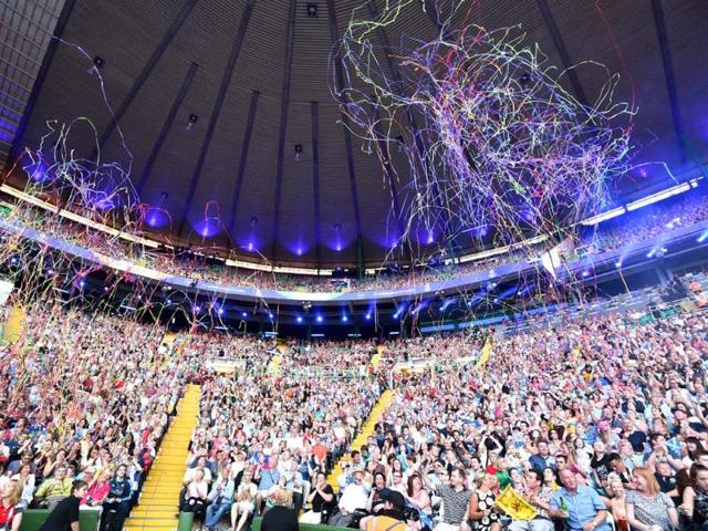 Spectators look on during the opening ceremony of the 2014 Commonwealth Games at Celtic Park in Glasgow (AFP Photo)