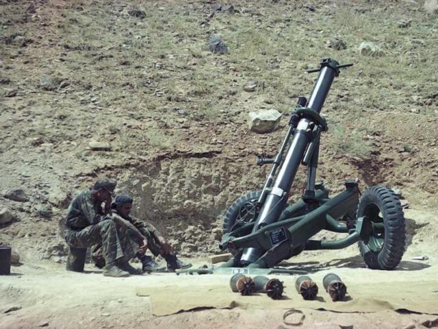 Soldiers ready a missile during Kargil war. (Prakash Singh/HT Photo)