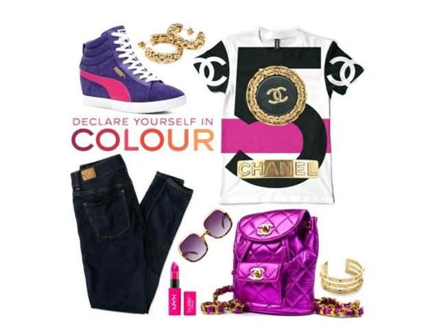 Bling-bling ladies! Nothing quenches the thirst for being fashionable better than a good, branded bag and this one, with it's bright pink color and golden chain just seals the deal.