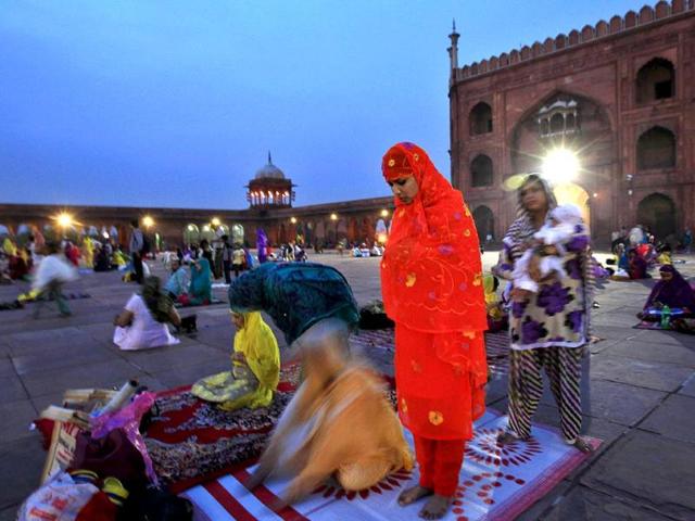 Muslim women are seen in Jama Masjid between Iftar and Sehri at old Delhi. (HT Photo/Ajay Aggrwal)