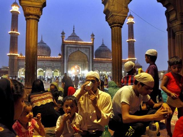 Muslim families break their fast on the eve of Eid at Jama Masjid, in New Delhi. (HT photo/Sanjeev Verma)