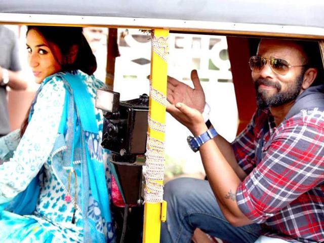 Kareena-Kapoor-gives-an-auto-ride-to-Rohit-Shetty-on-the-sets-of-Singham-Returns