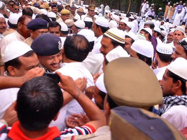 Meerut-zone-inspector-general-Alok-Sharma-meets-members-of-the-Muslim-community-after-Eid-namaz-in-Saharanpur-S-Shankar-Shukl-HT-Photo Meerut-zone-inspector-general-Alok-Sharma-meets-members-of-the-Muslim-community-after-Eid-namaz-in-Saharanpur-S-Shankar-Shukl-HT-Photo